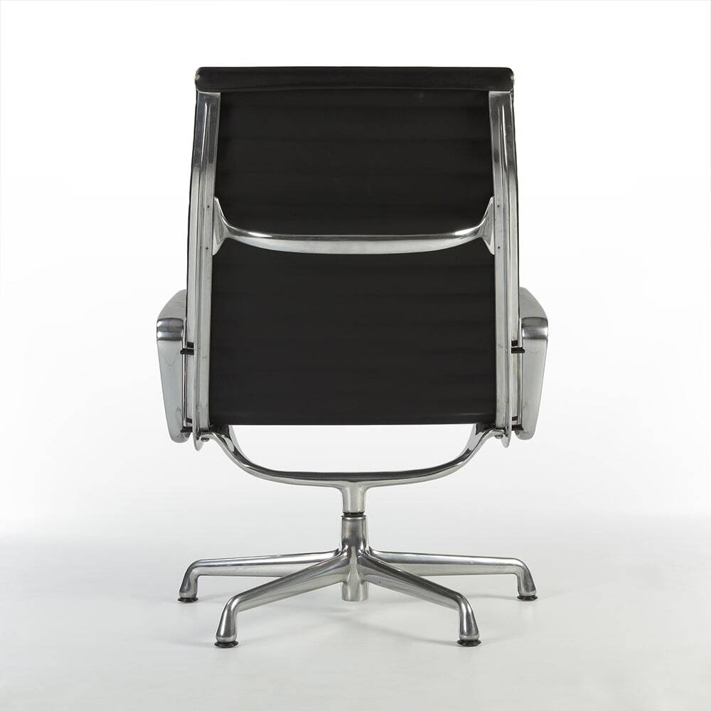 Chaise longue noire en aluminium Herman Miller Original Eames EA316 « Ribbed »