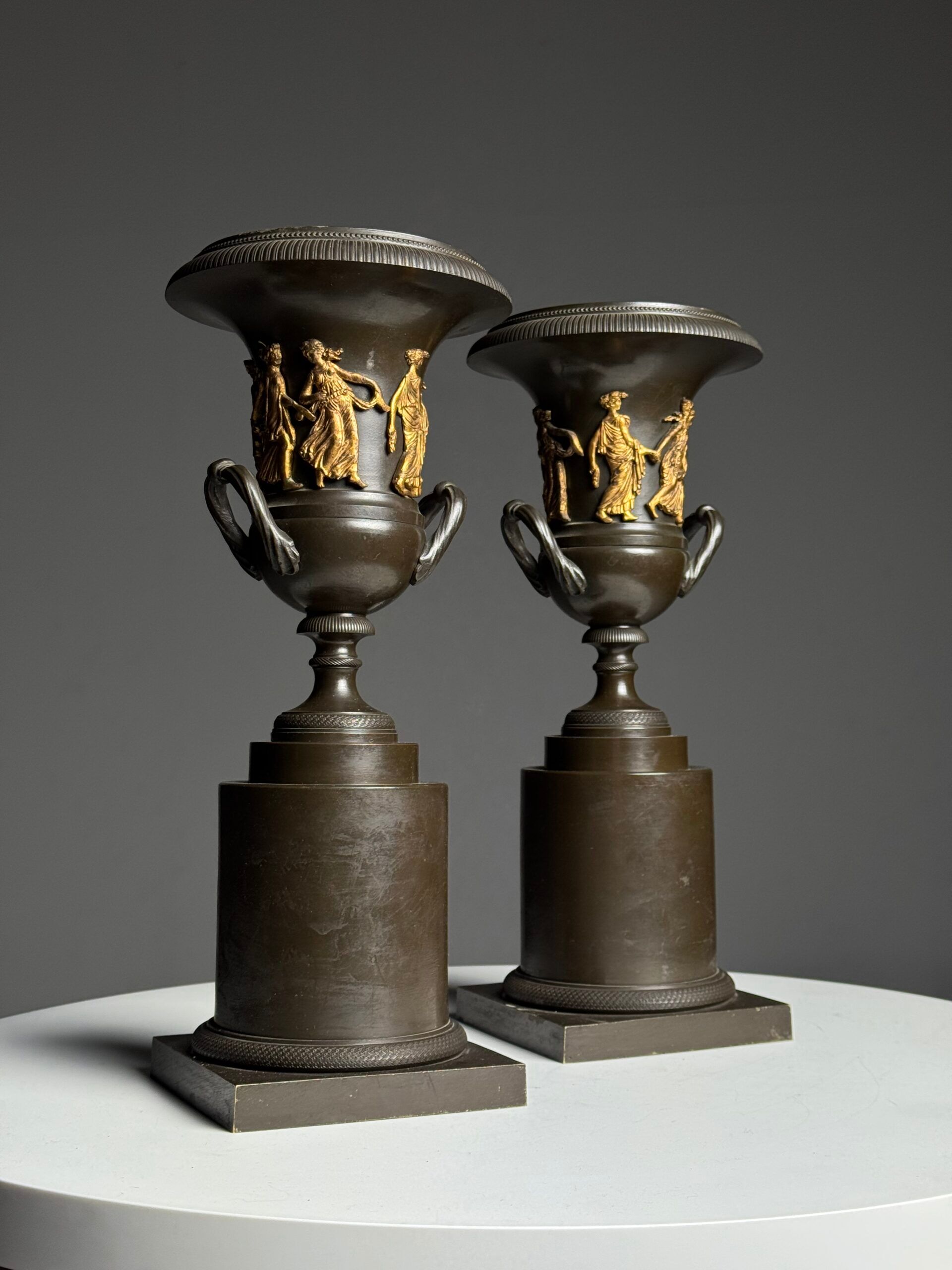 Paire de vases en bronze de style Empire