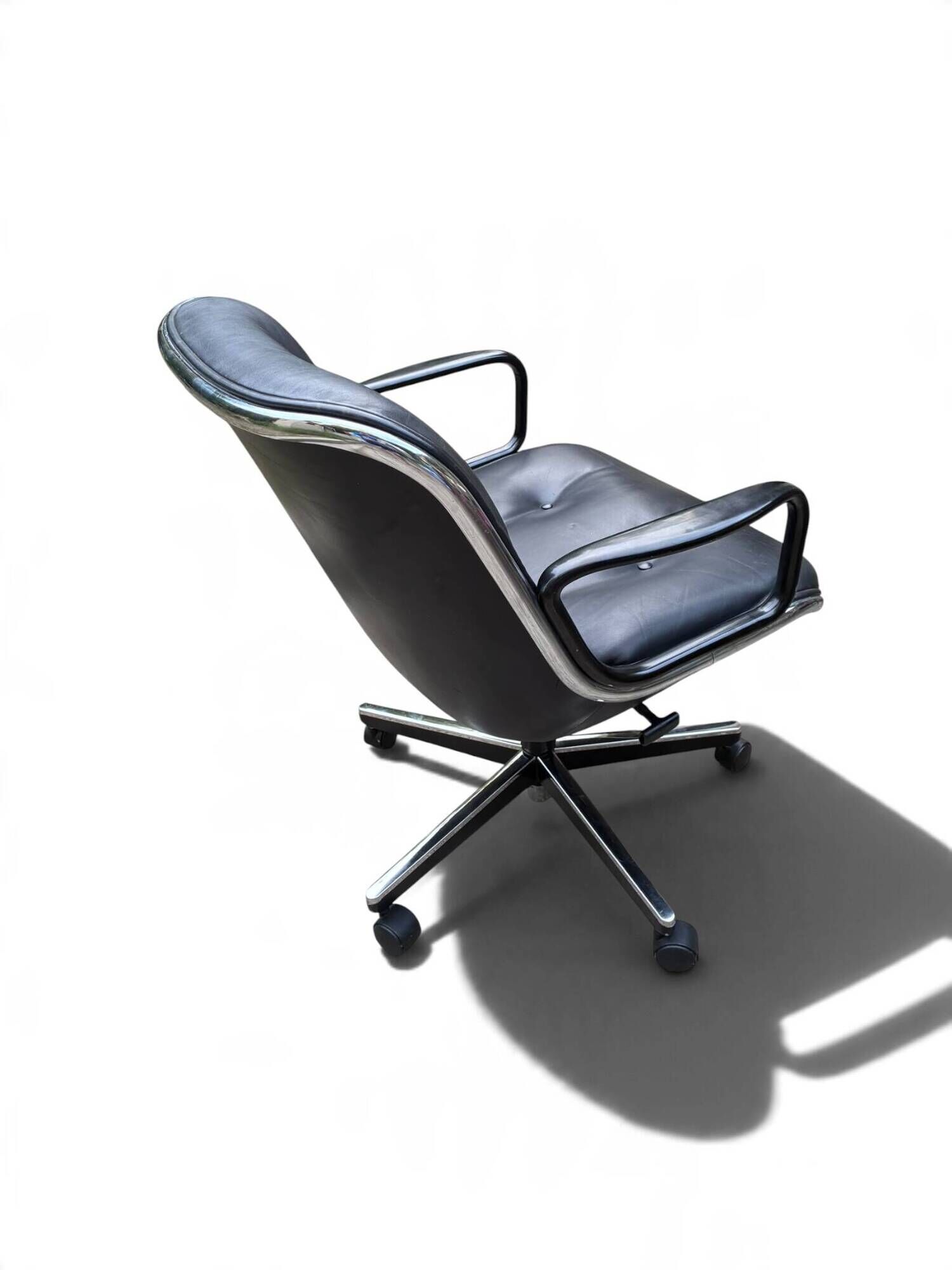 Charles Pollock – Executive Knoll office chair in black leather