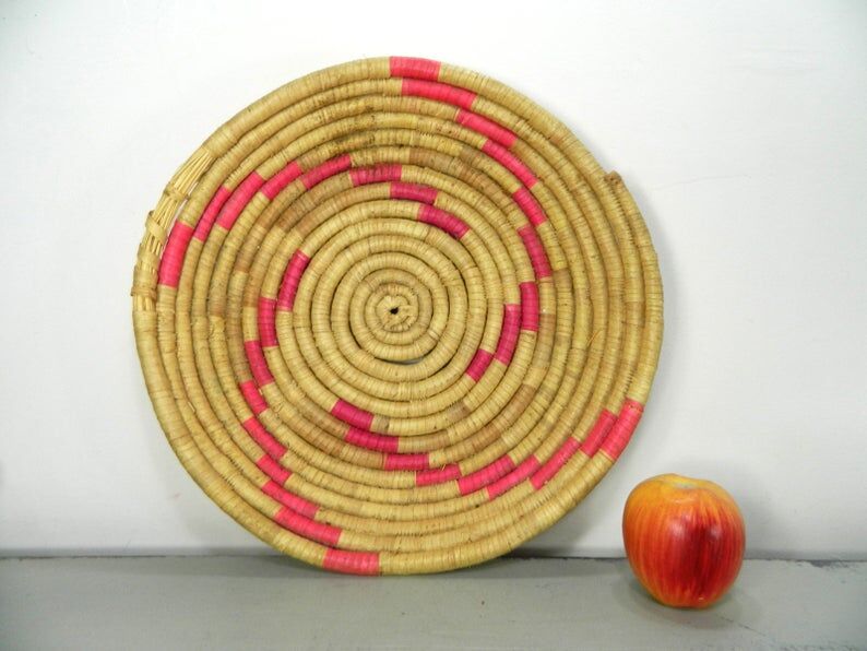 Basket of round straw