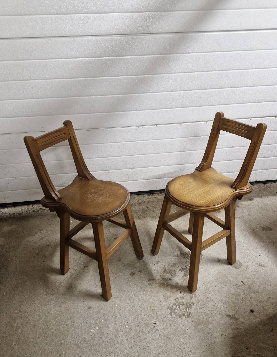 Paire de petites chaises brutalistes