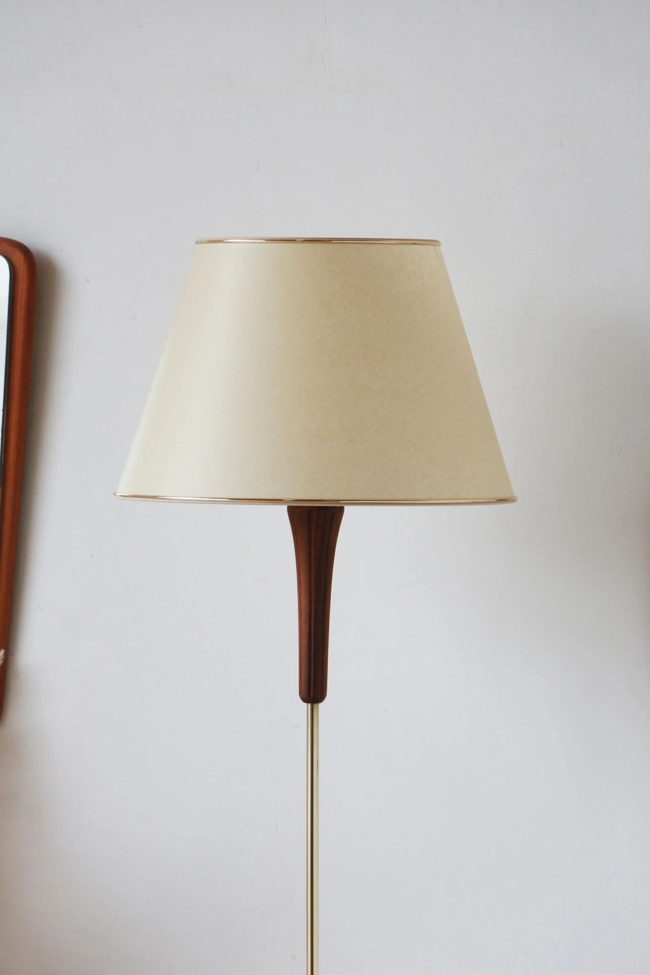 Lampadaire années 60 en teck et laiton – luminaire vintage