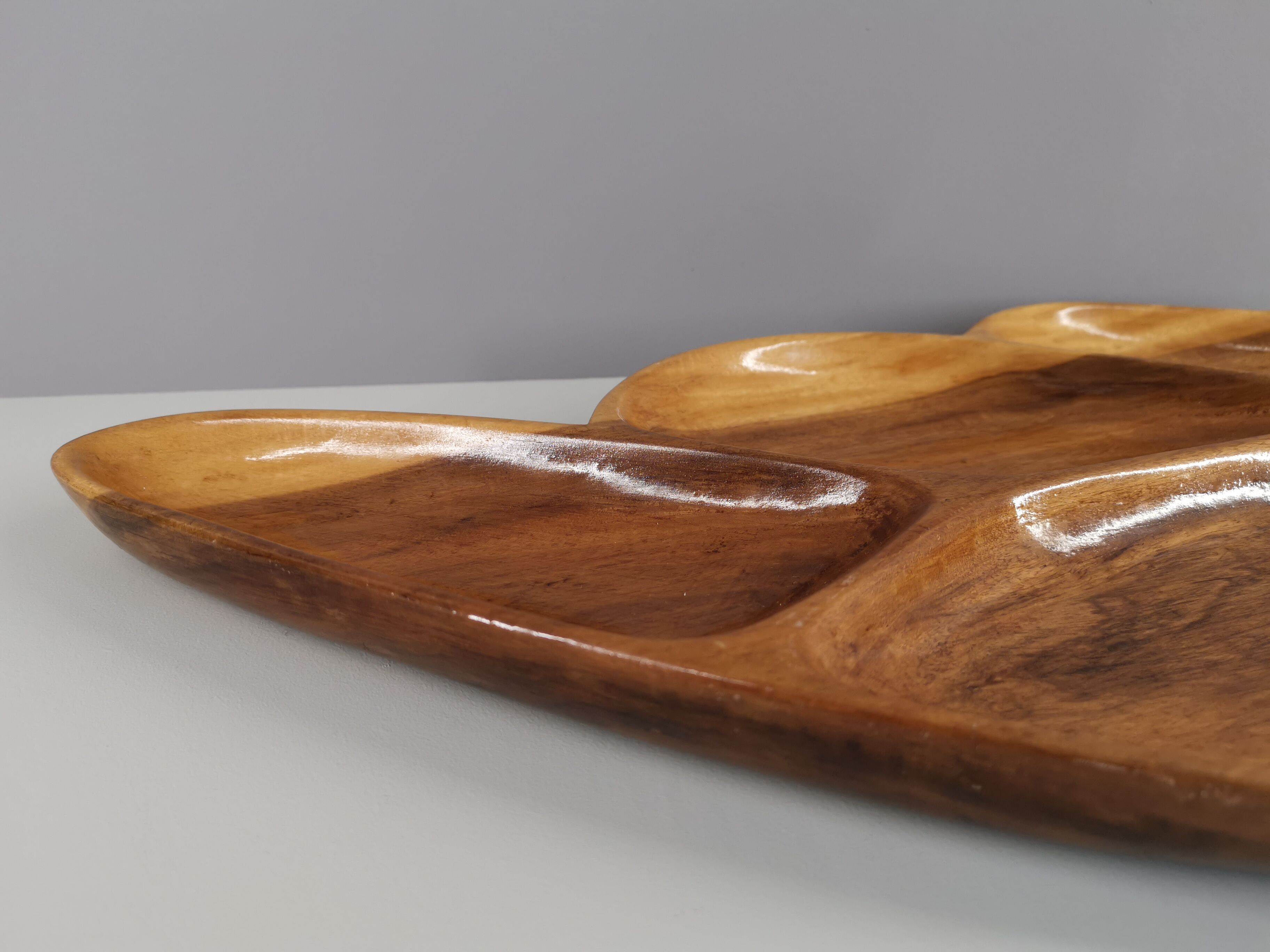 Serving tray or aperitif in carved wood varnish 70