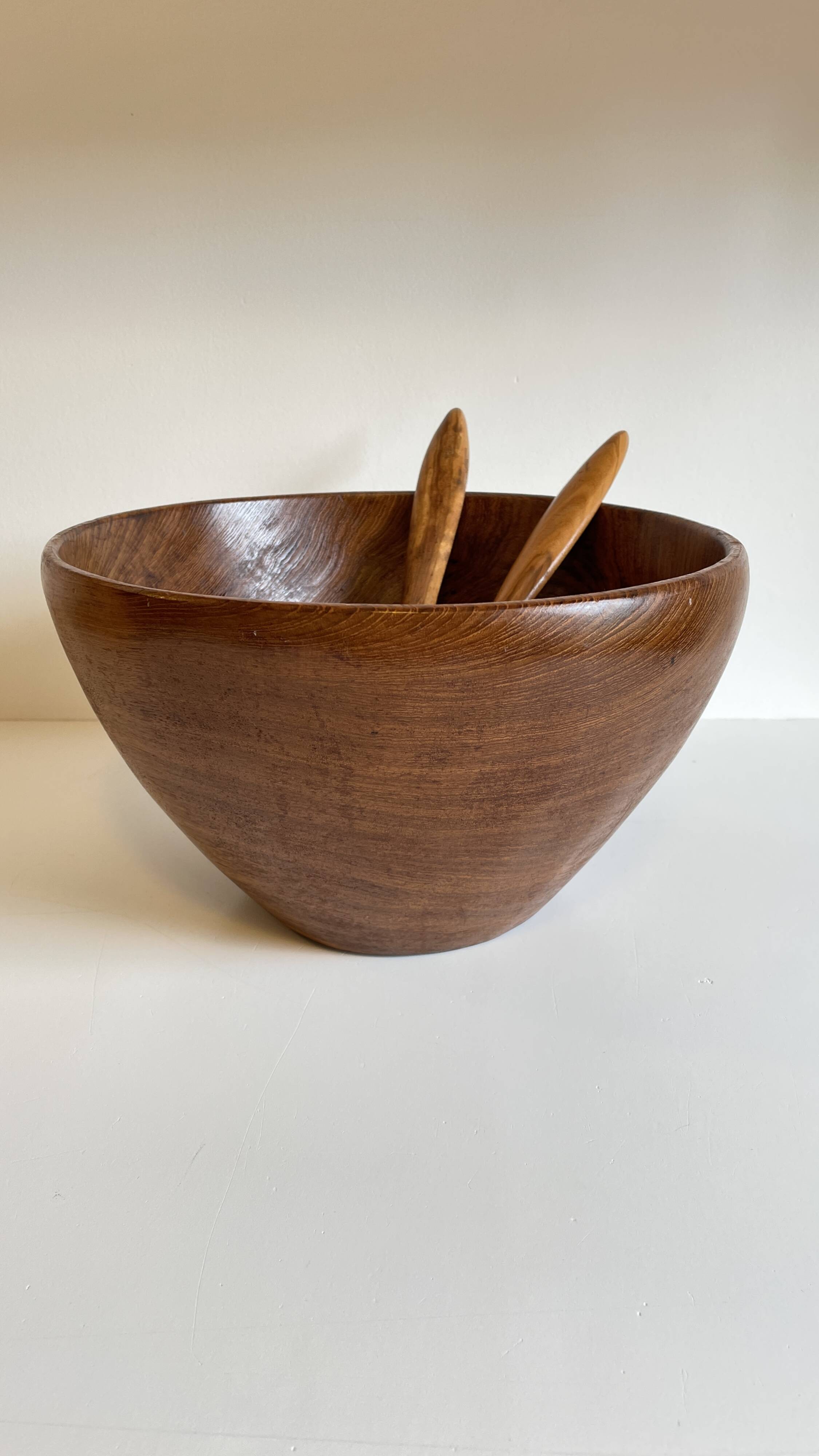 Scandinavian salad bowl in solid teak and cutlery