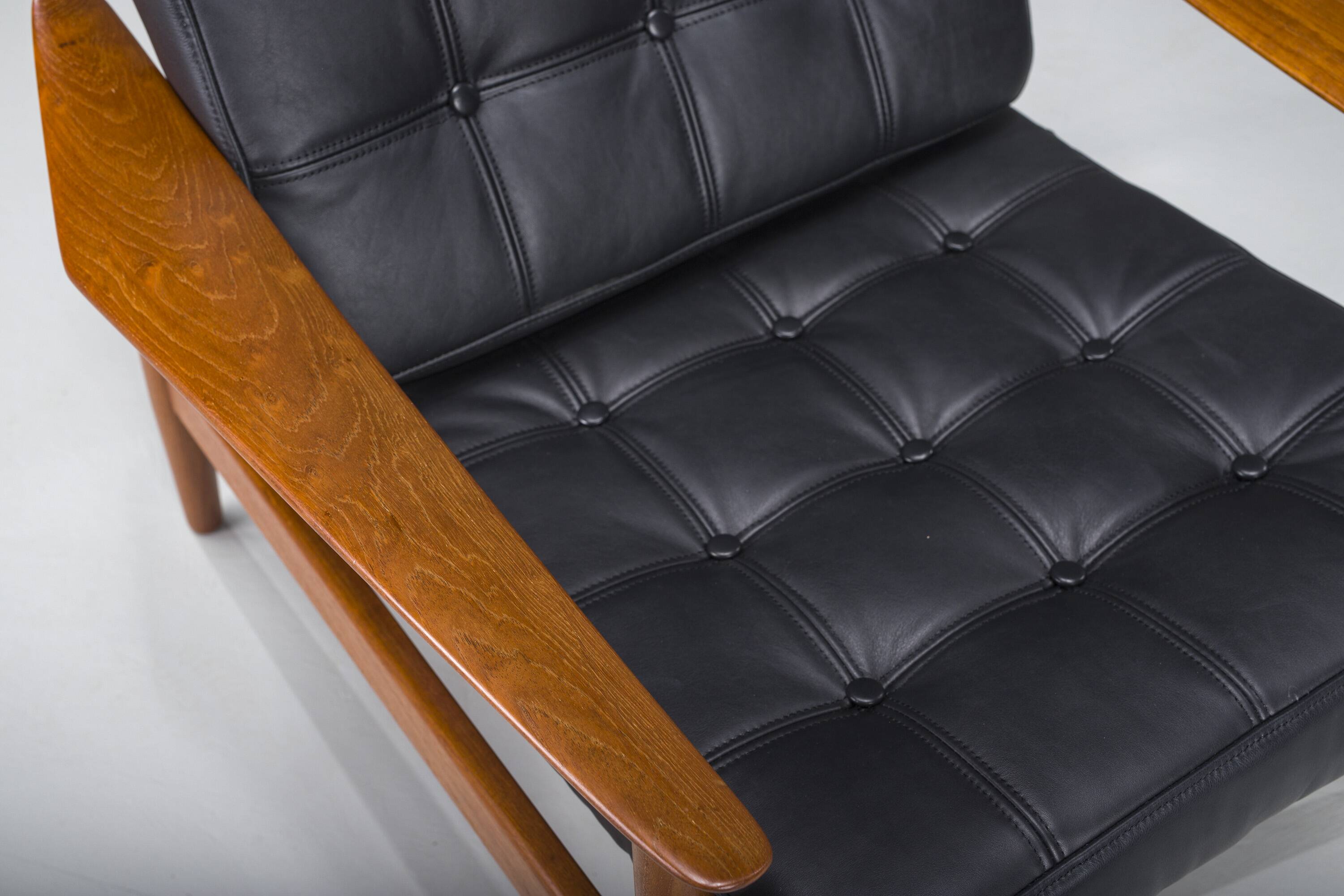 Mid-Century Modern FD 164 Armchair in Teak and Black Leather by Arne Vodder