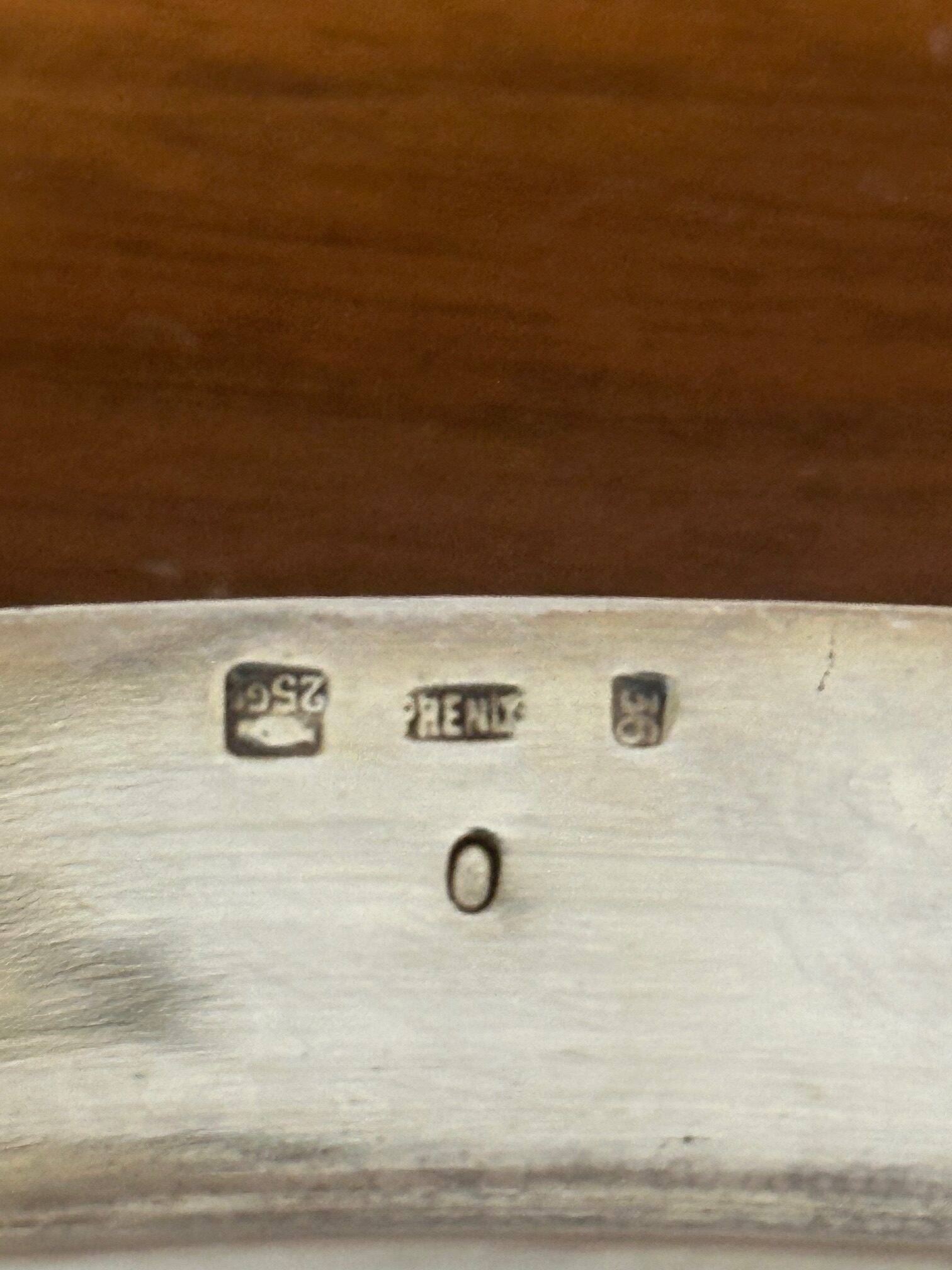 Presentation dish and its integrated sauceboat