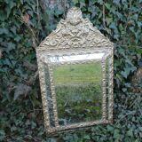 Miroir ancien à pare-closes en laiton repoussé doré 72 x 42 cm