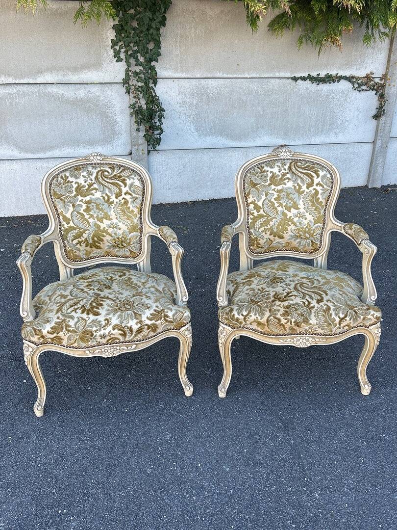 Paire de fauteuils de style Louis XV