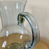 Pichet à eau en verre soufflé bleu style Biot