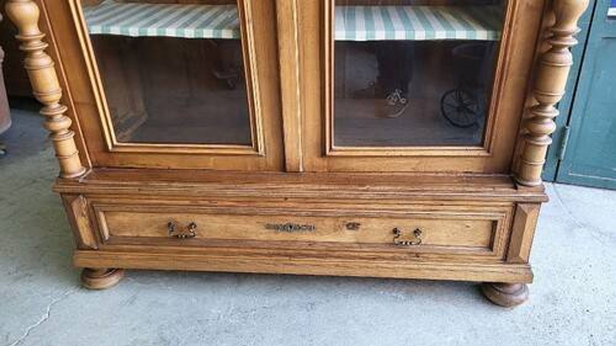 Display cabinet with 2 doors in walnut with bevelled glass from the 19th century.