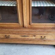Display cabinet with 2 doors in walnut with bevelled glass from the 19th century.