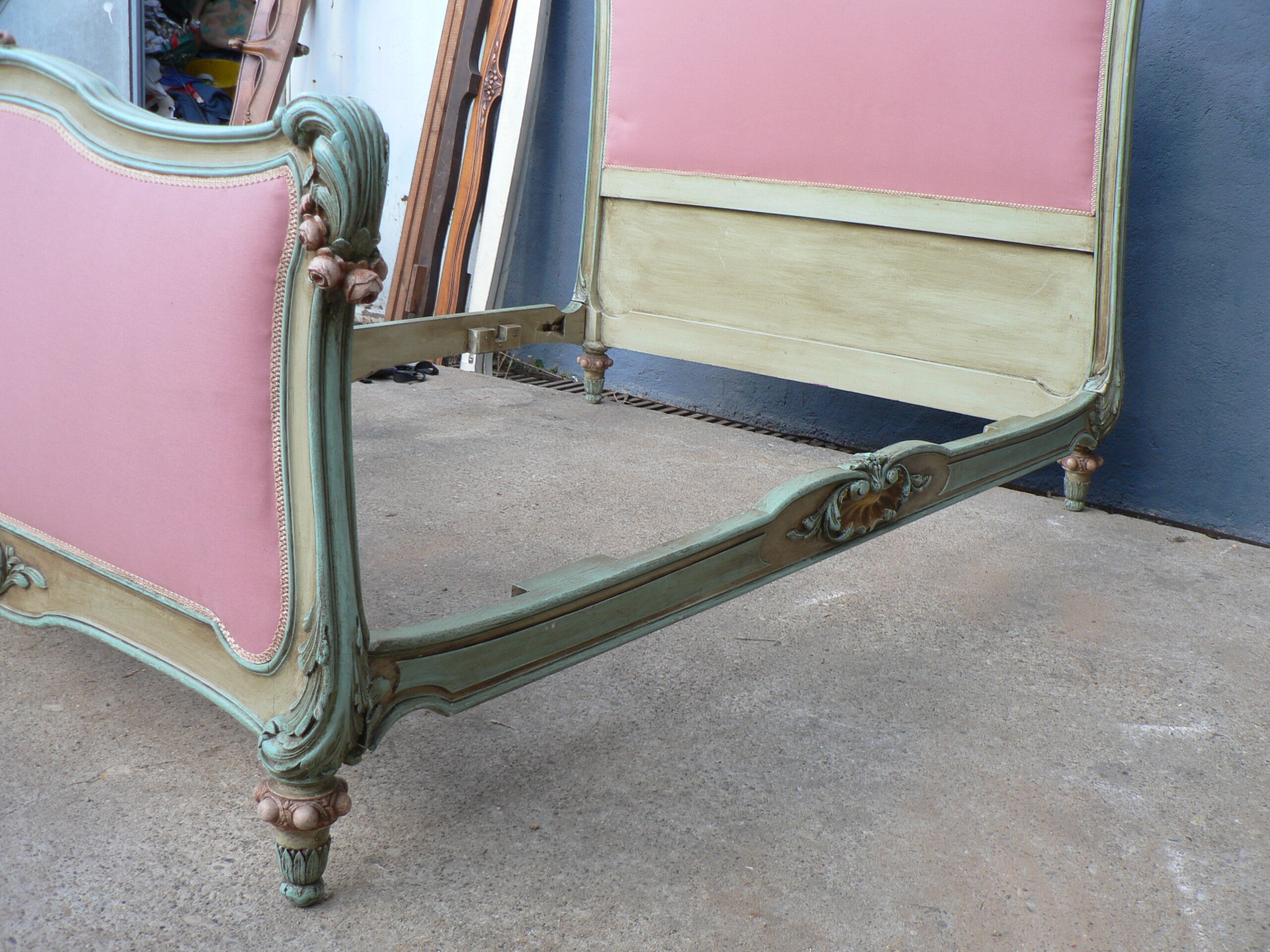 Lit capitonné style Louis XV