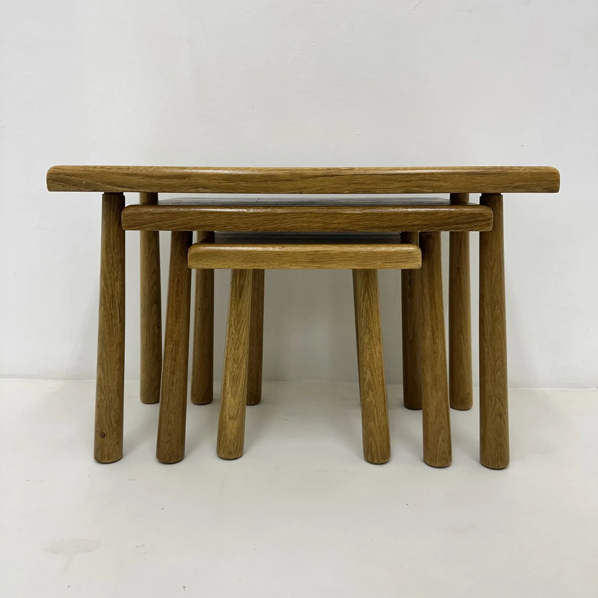 Ensemble de tables gigognes en chêne massif style brutaliste, années 1970.