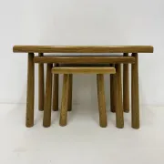 Ensemble de tables gigognes en chêne massif style brutaliste, années 1970.