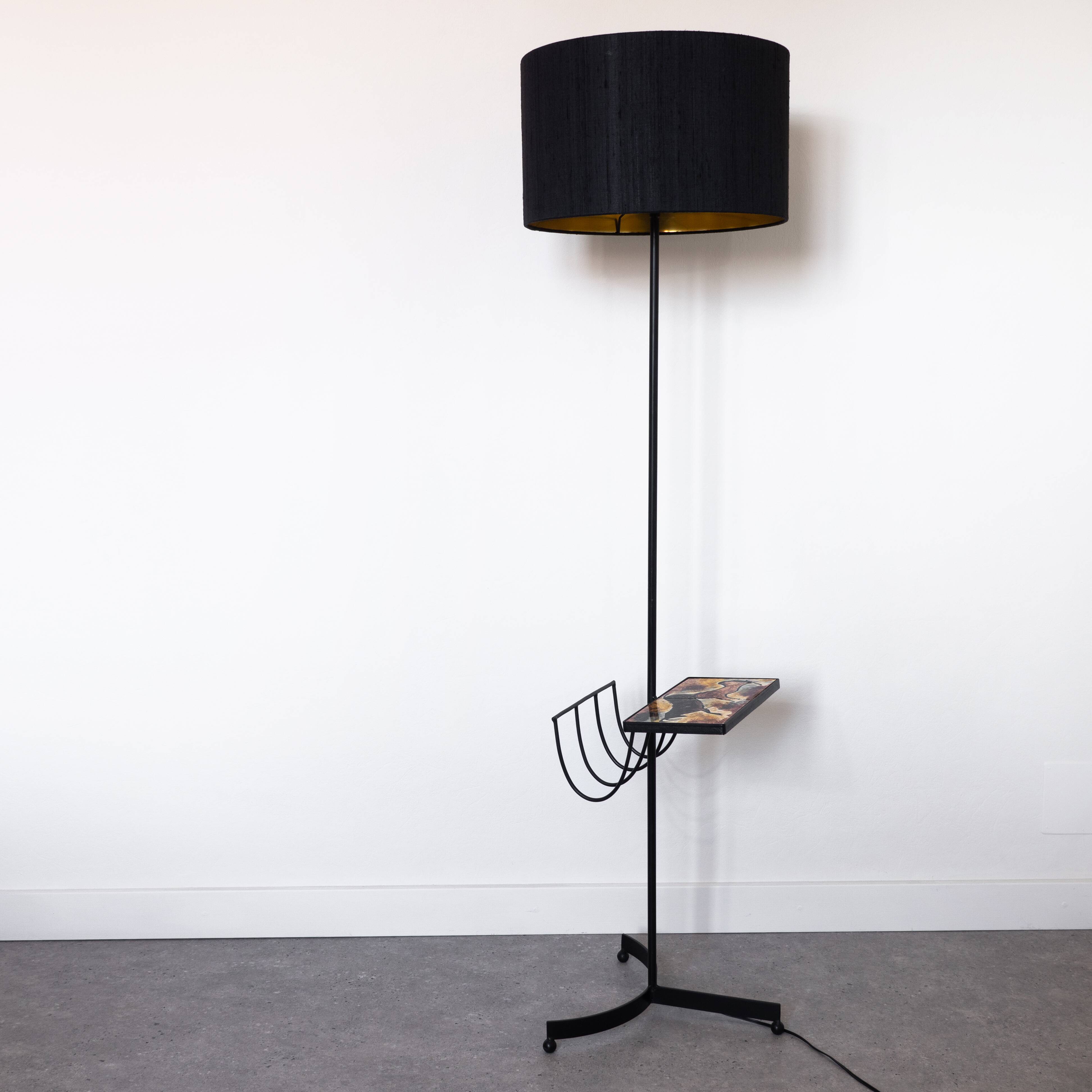 Black metal magazine rack floor lamp with ceramic shelf