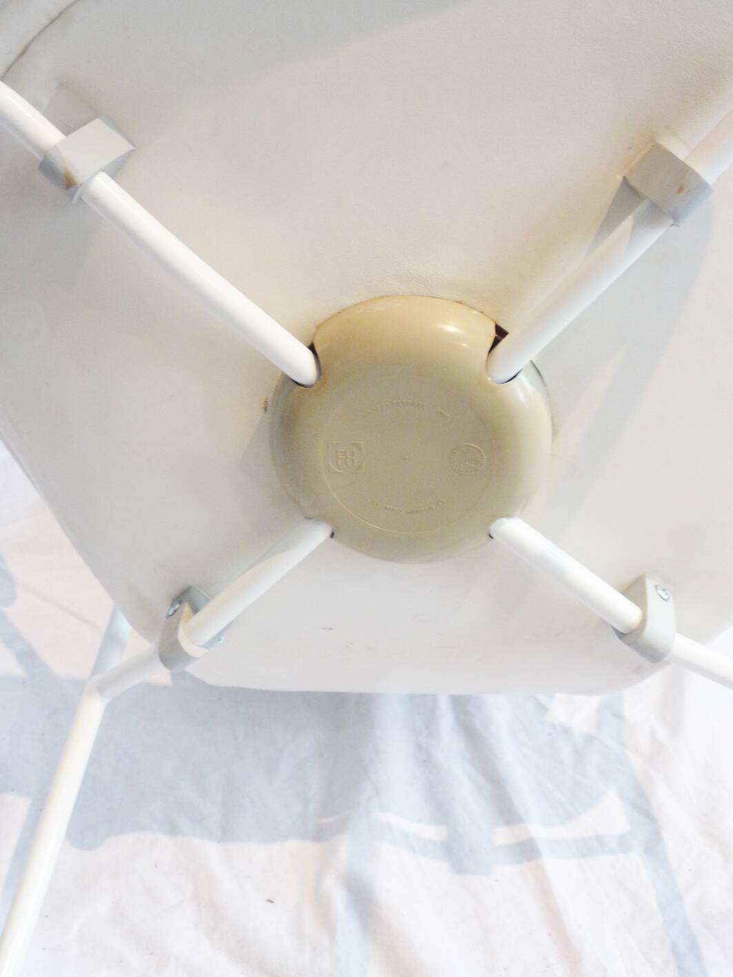 Chair Mod. 3207 Arne Jacobsen white leather