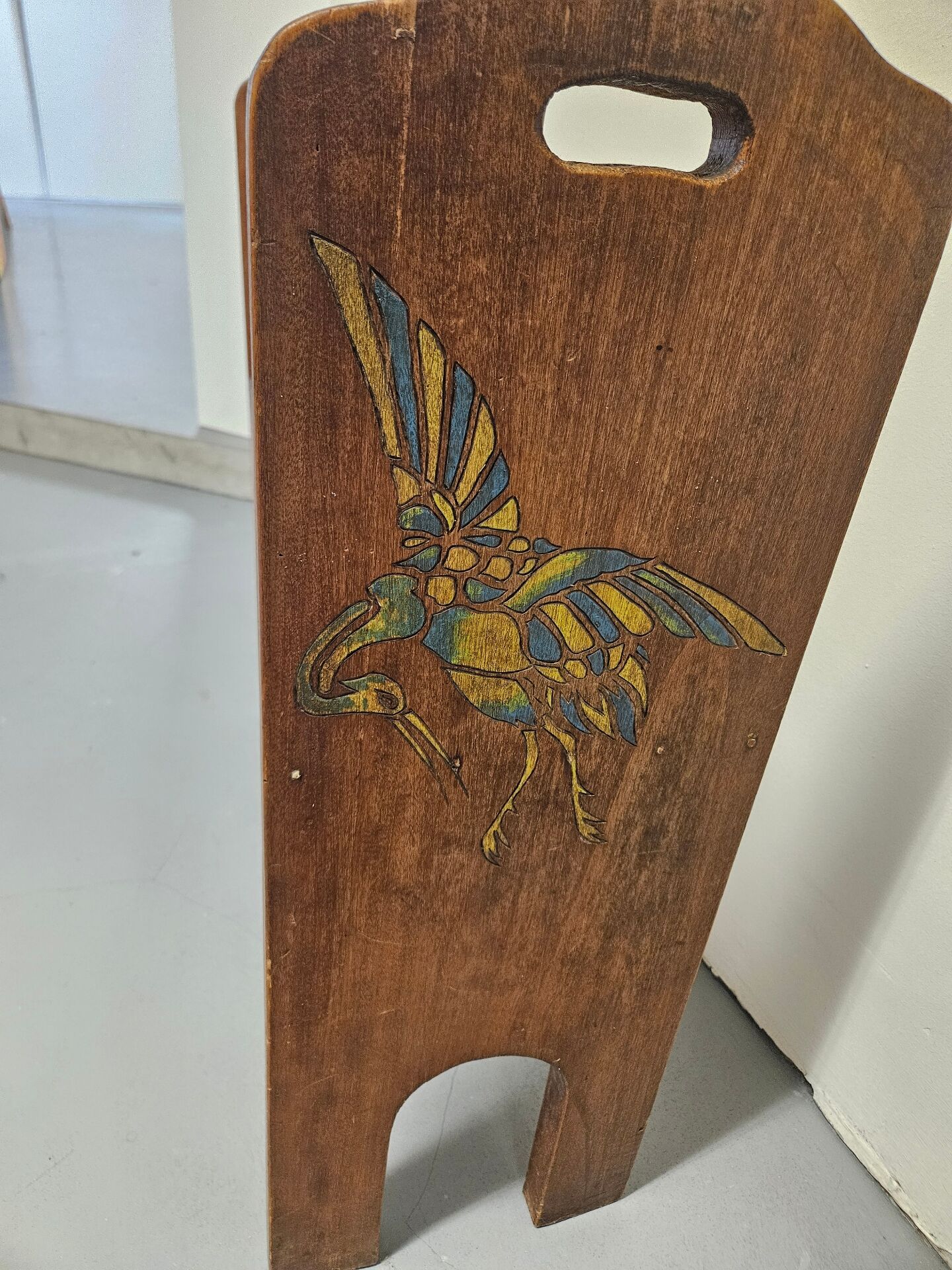 Petit banc en bois de campagne avec sculpture