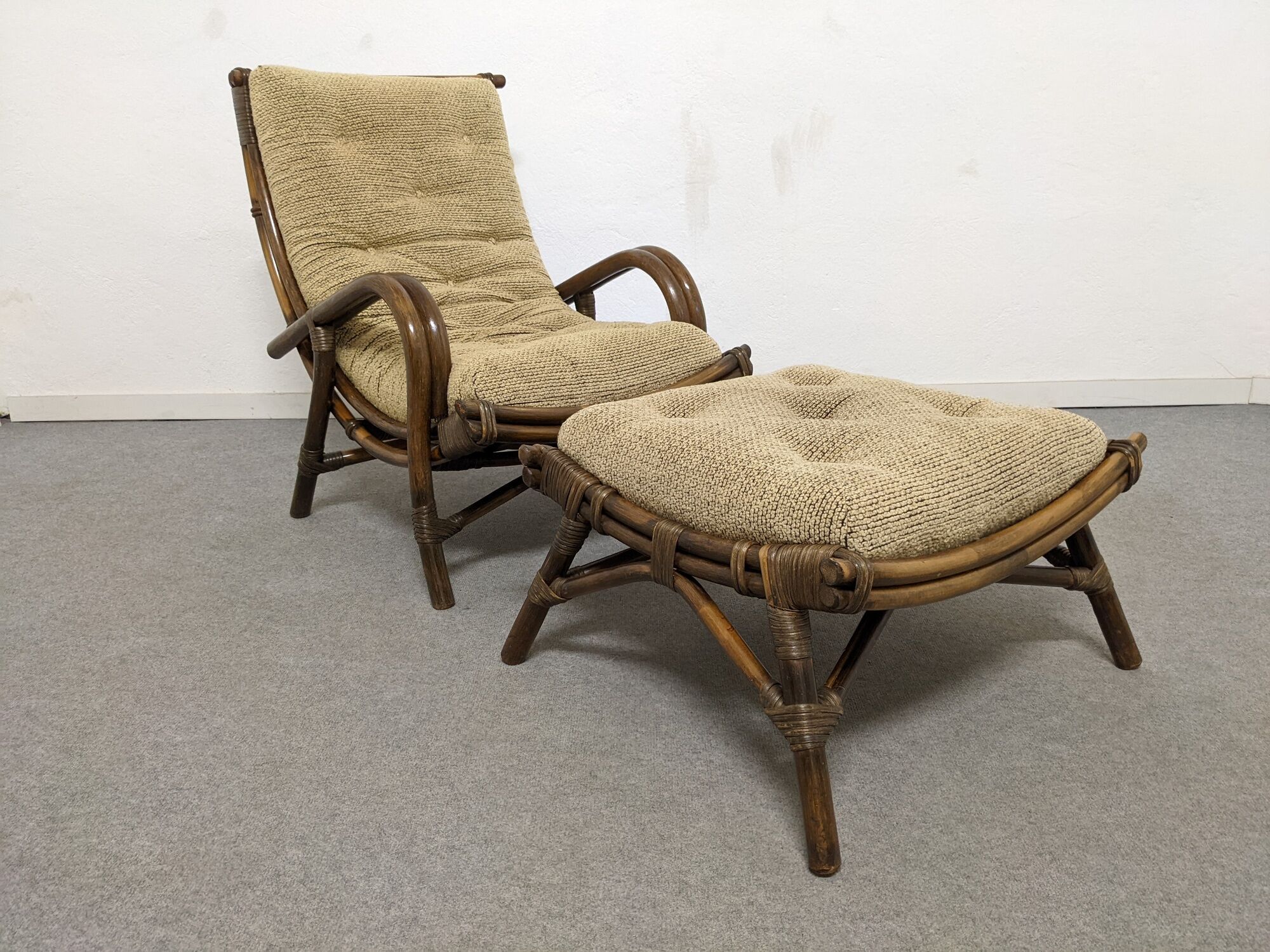 Living room in bamboo and rattan of the 60s/70s (4 armchairs 2 ottomans 1 coffee table + cushions)