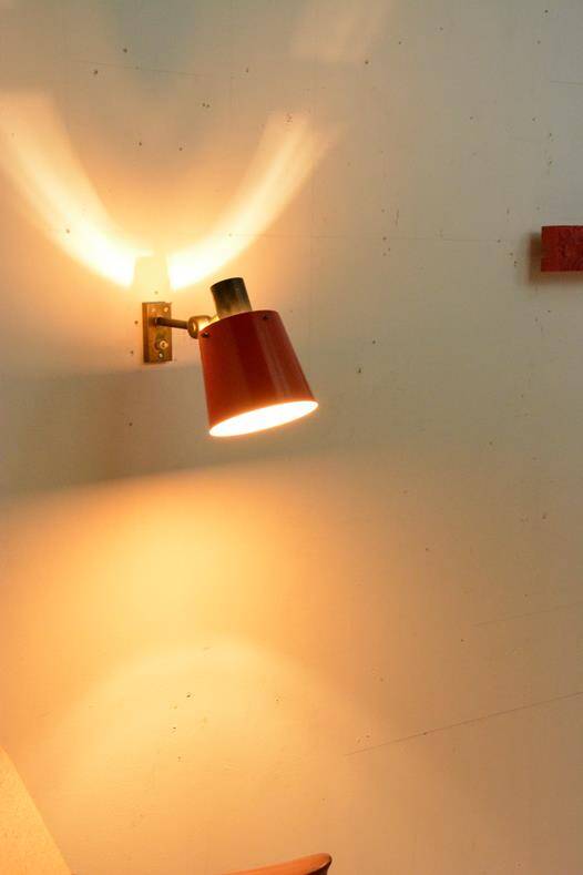Old and rare Stilnovo wall light, red and black lacquered metal and brass With period label