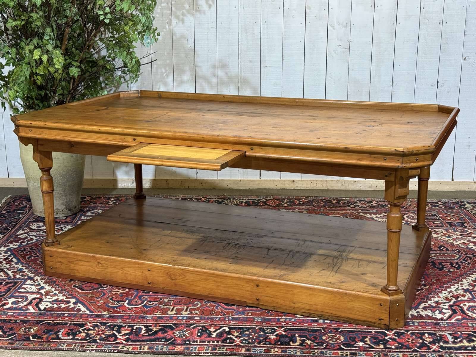19th-century work table in English pine.
