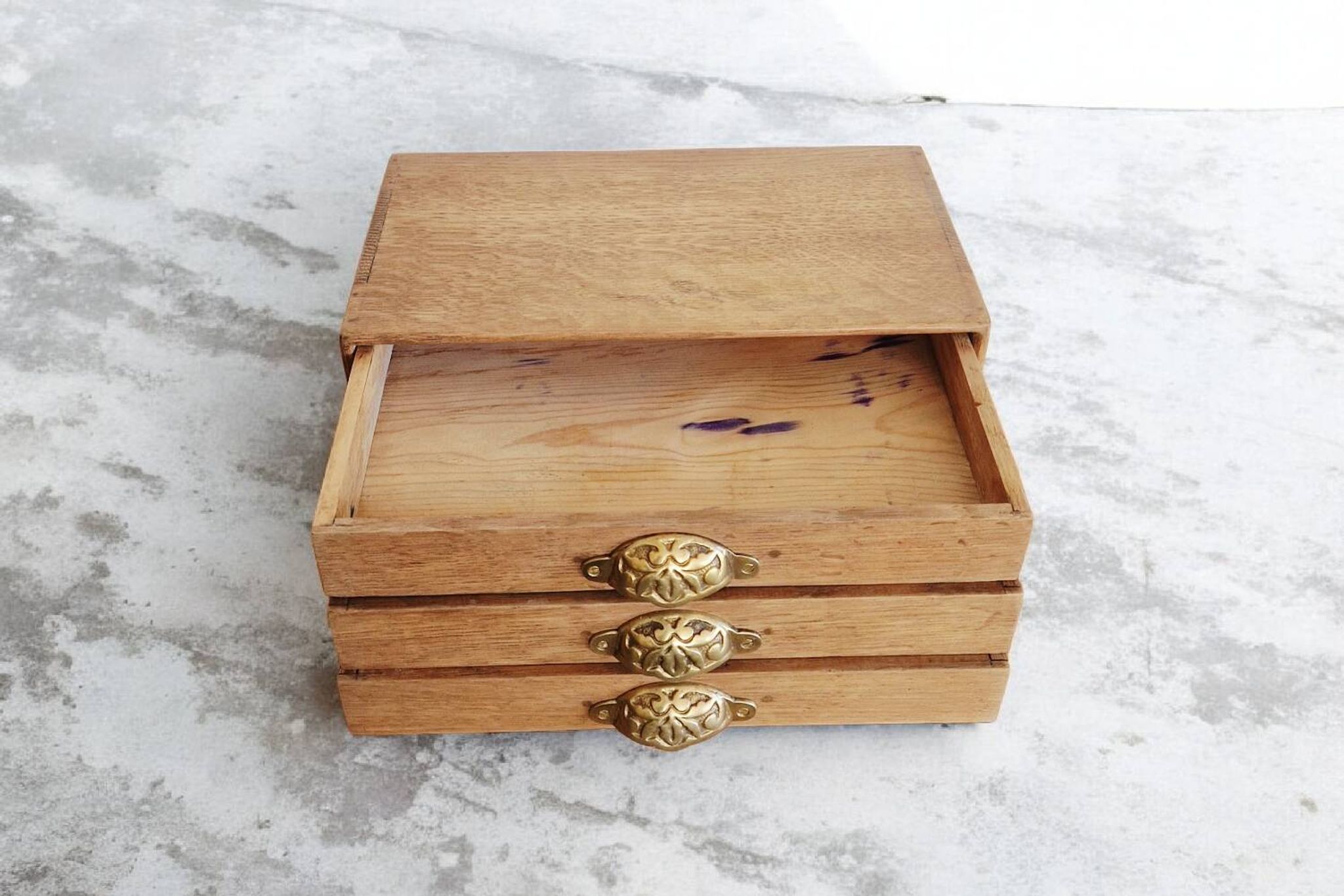 Small storage chest of drawers in oak and brass - 1900s period