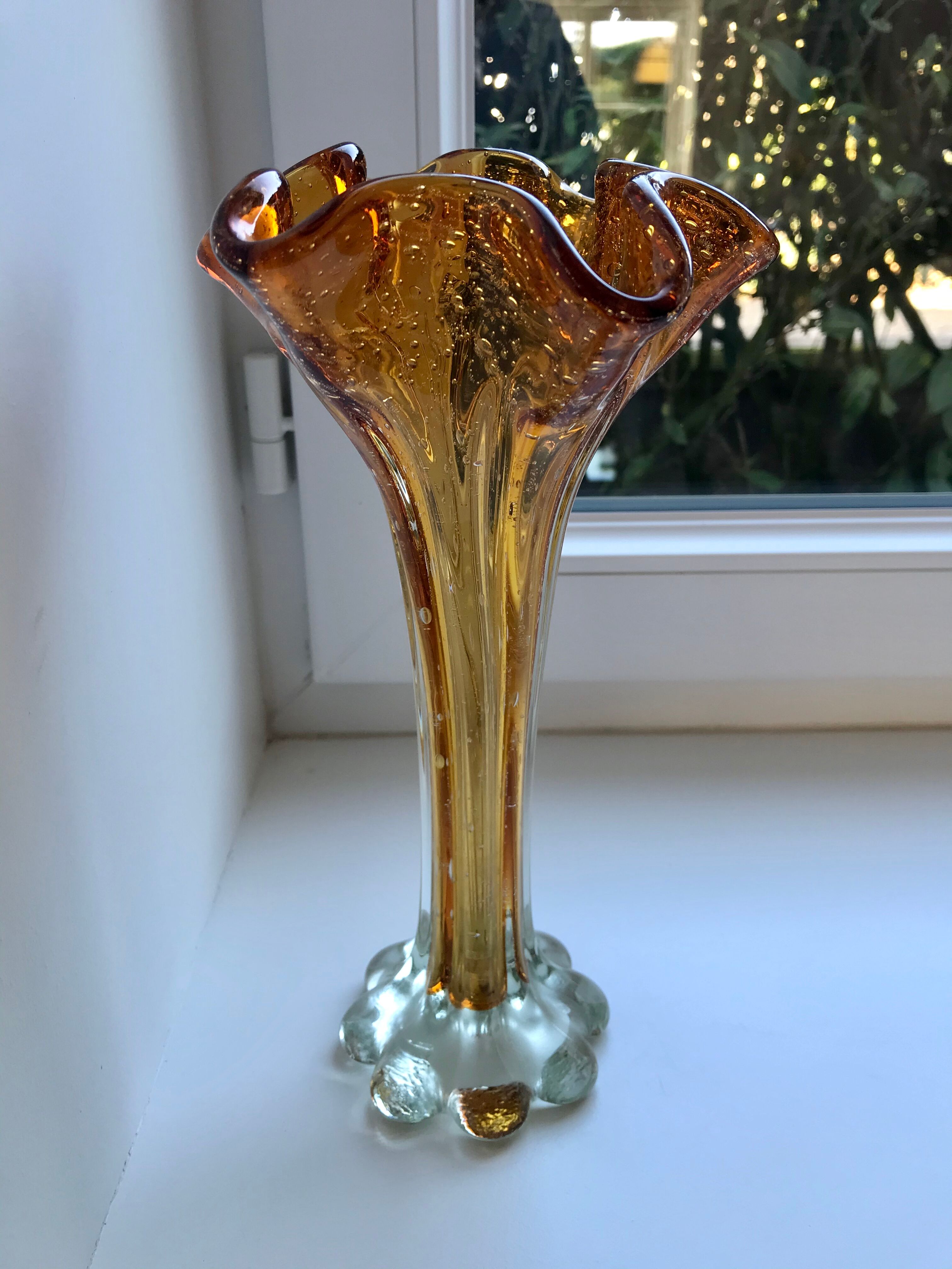 Vase corolle en verre de biot ambré années 60