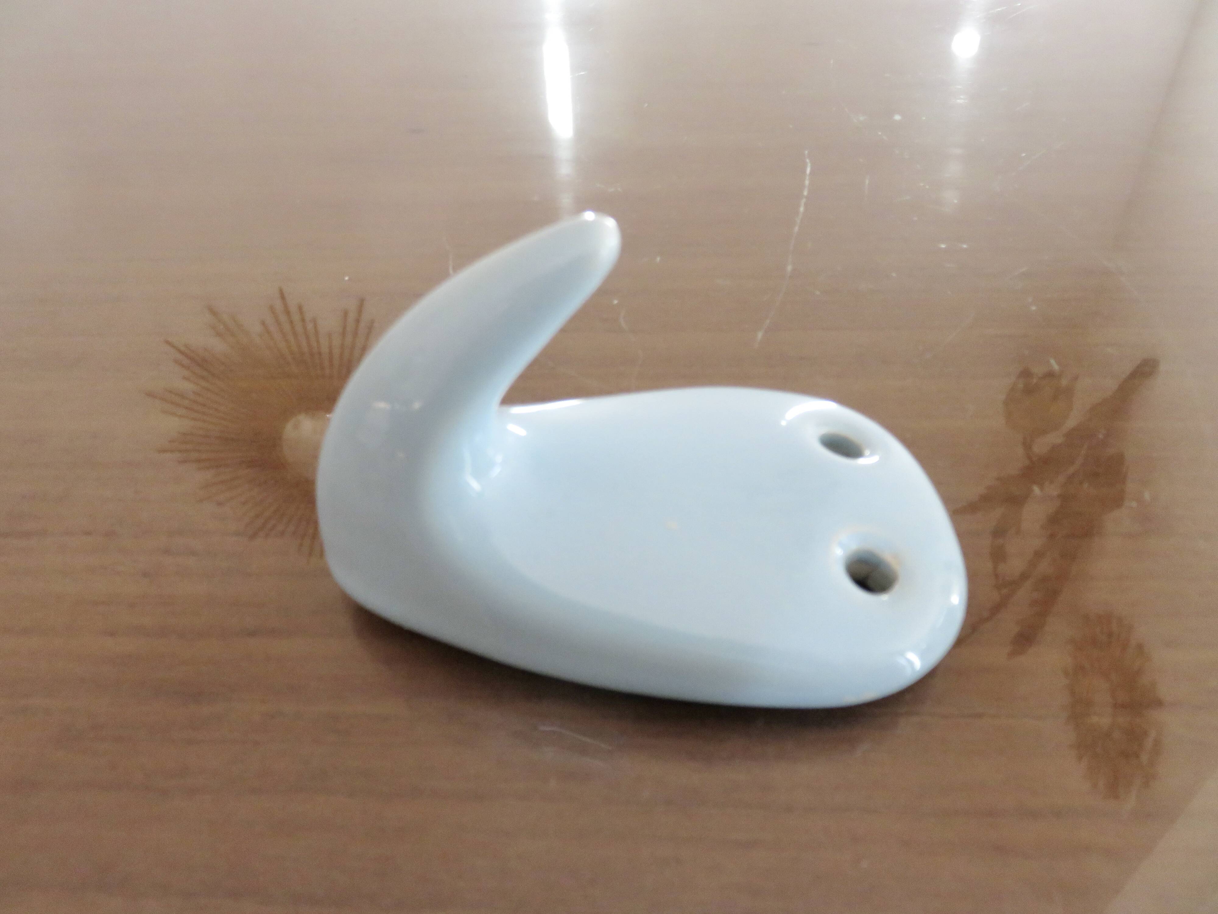 Patère art déco en porcelaine bleu pâle années 30 40