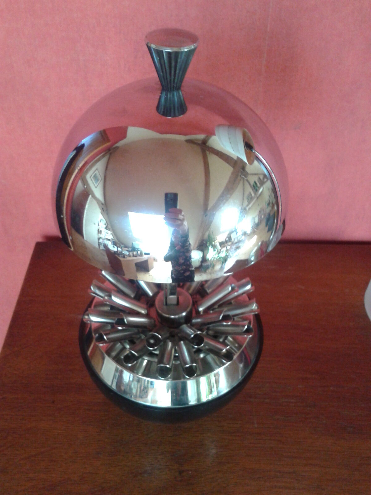 Cigarette display ball