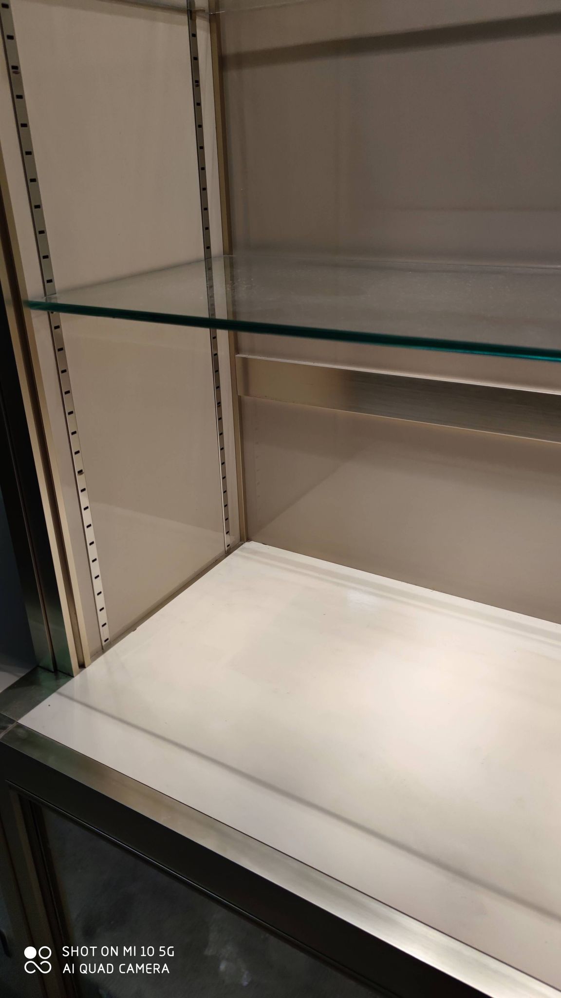 Bibliothèque vitrine couleur ivoire et aluminium anodisé or mat