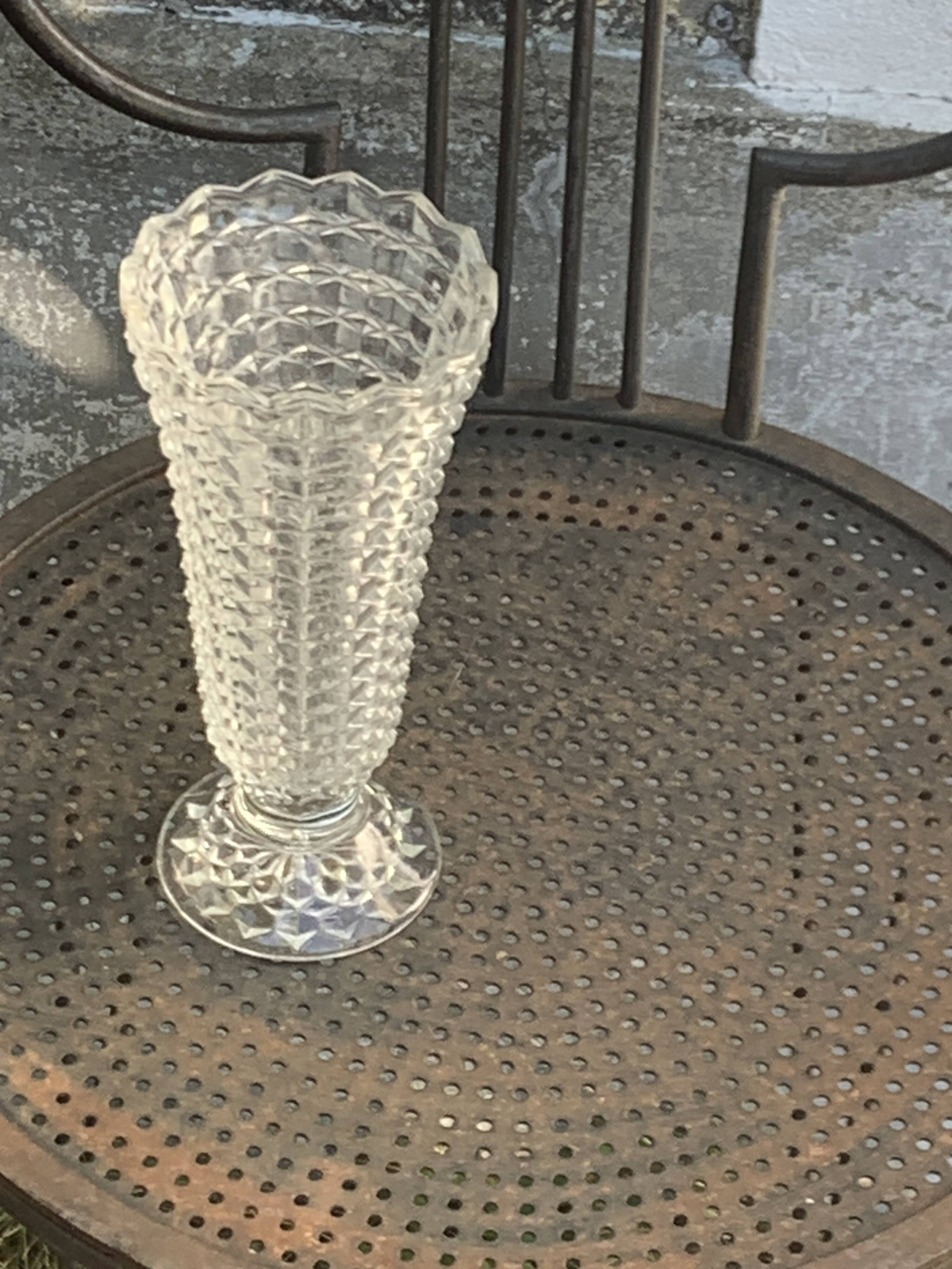 Lot de deux grands vases en verre transparent moule, sur pieds, vintage