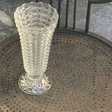 Lot de deux grands vases en verre transparent moule, sur pieds, vintage