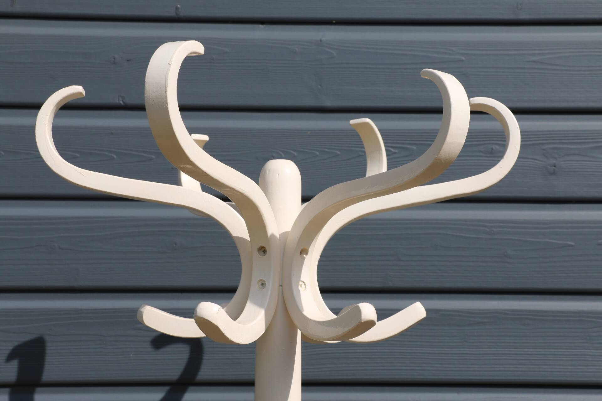 Baumann white parrot coat rack