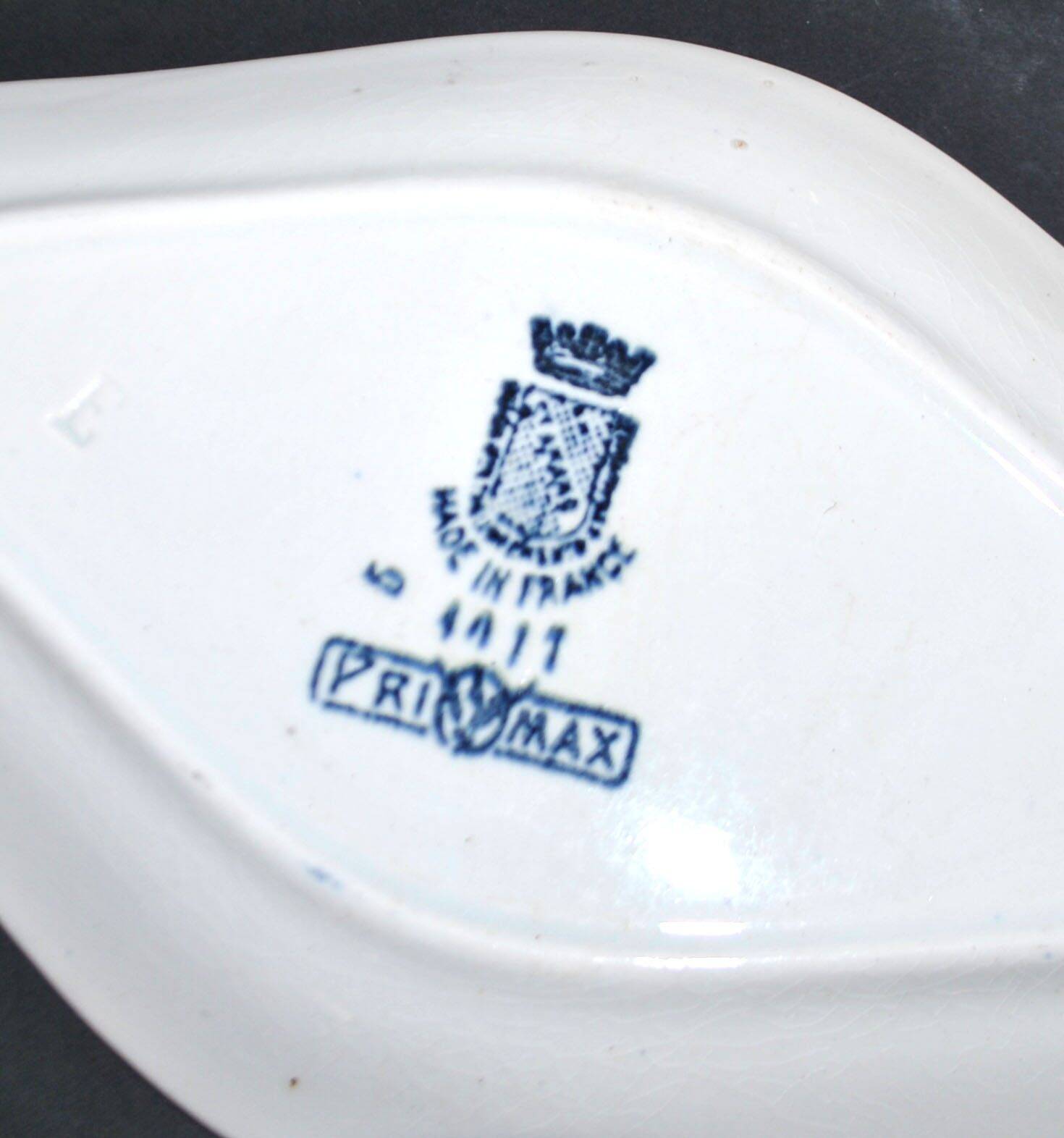 Saint Amand sauce boat and 2 earthenware dishes with navy blue rose decoration Primax