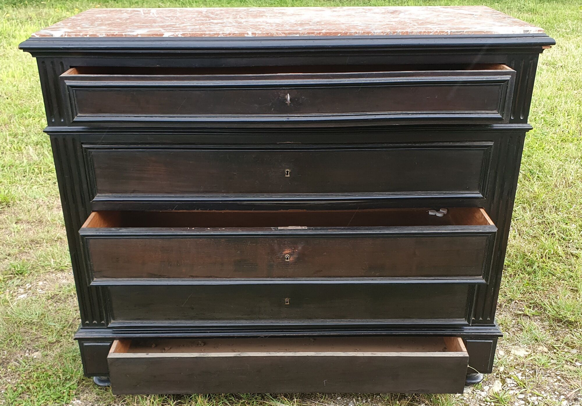 Blackened wooden chest of drawers with 5 drawers