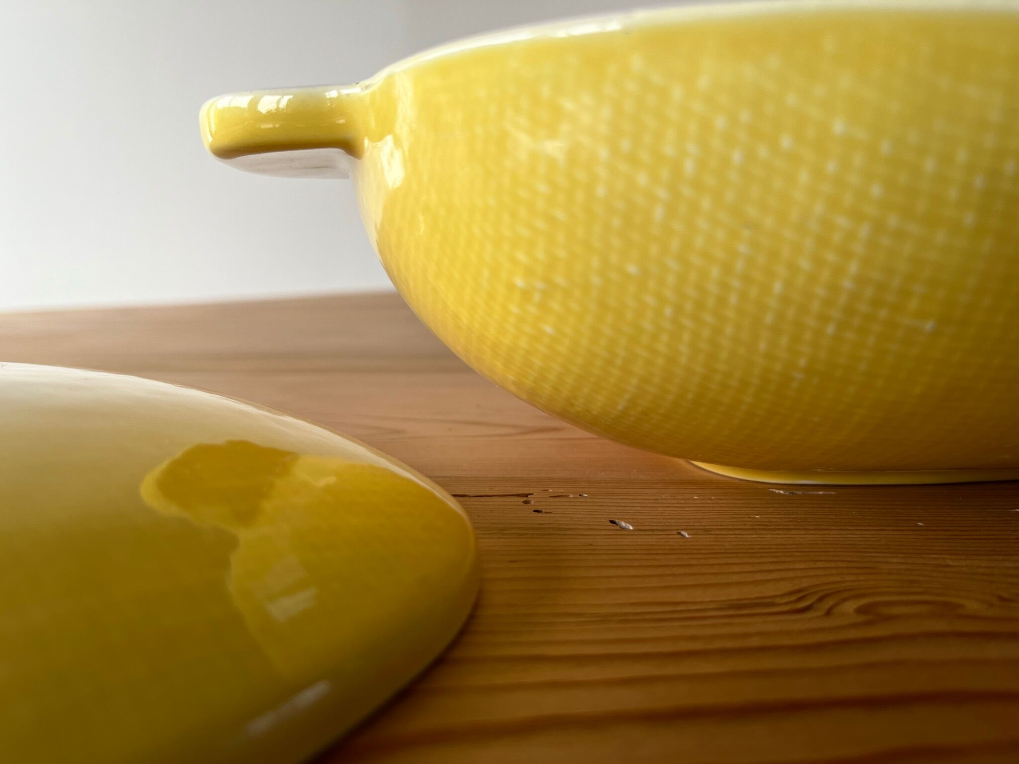 Flat and lid in yellow earthenware from Salins