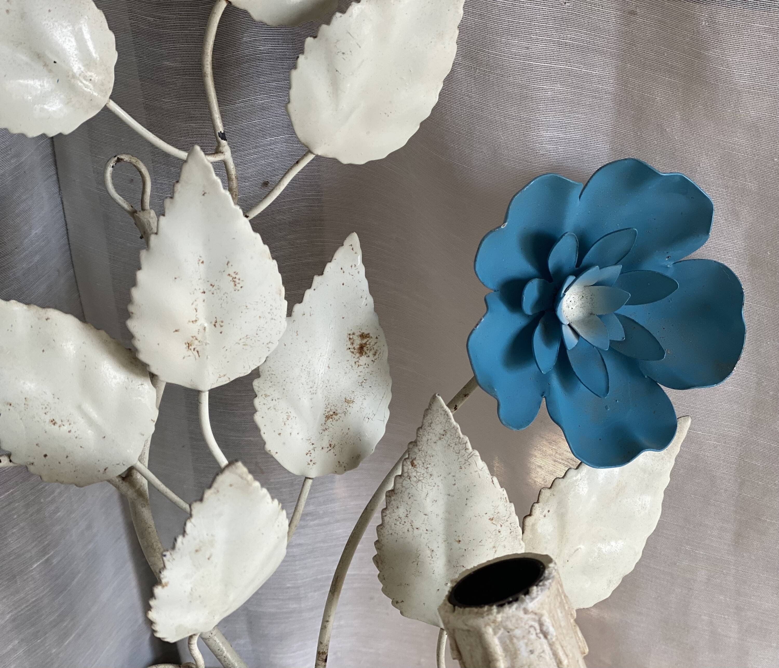 Applique fleur métal laqué blanc et bleu vintage 1970