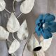 Applique fleur métal laqué blanc et bleu vintage 1970