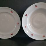 2 assiettes aux motifs de cerises