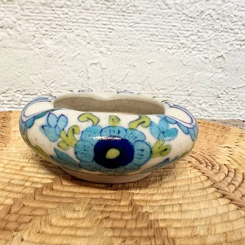 Cendrier en céramique fleurs bleues