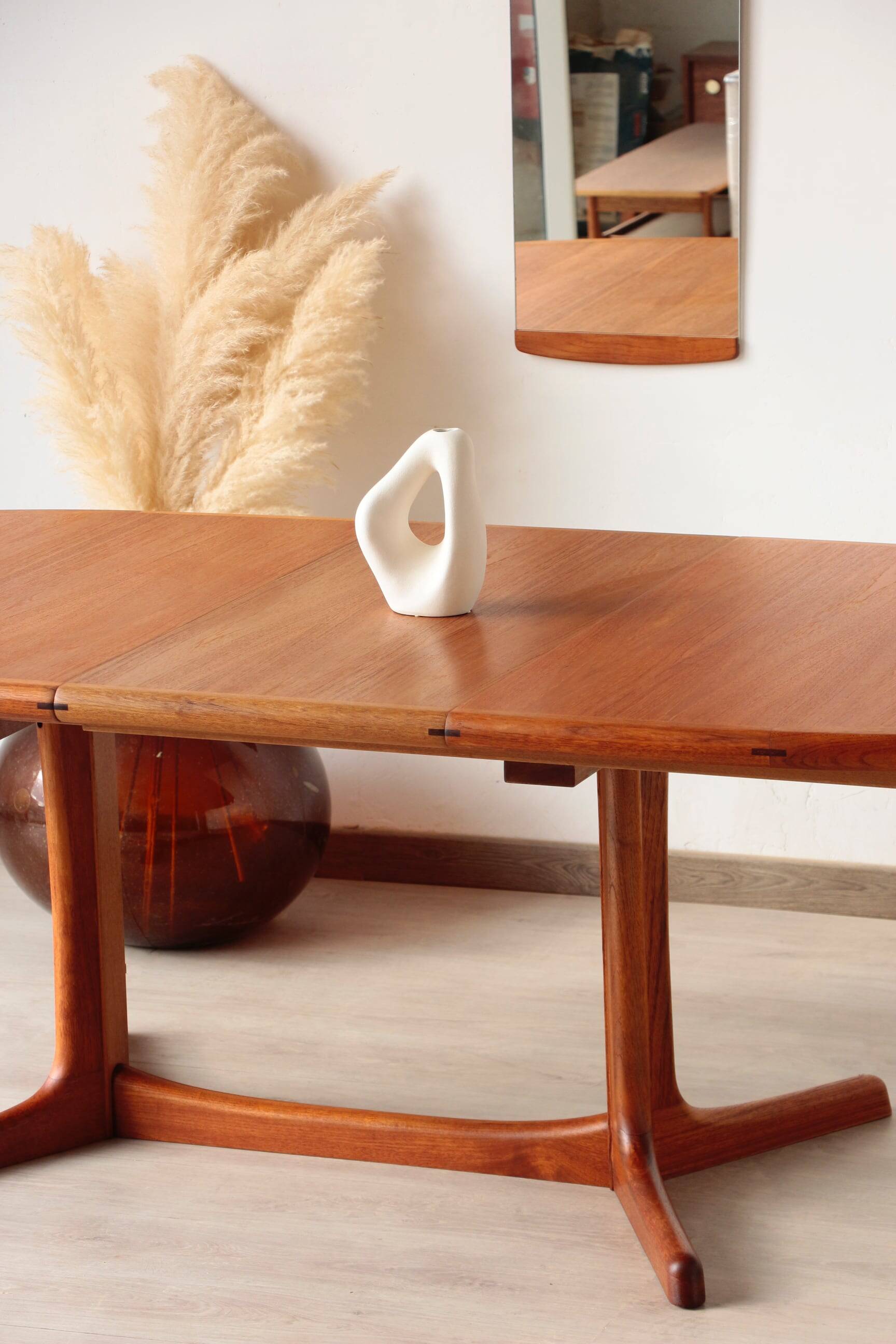Vintage Dyrlund dining table in teak – the excellence of Danish design.