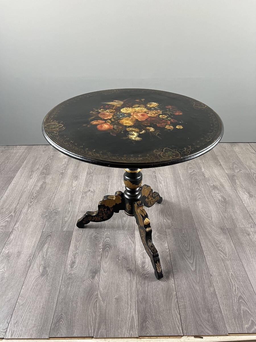 Napoleon III guéridon table in black lacquered wood with floral painted decoration, 19th century.