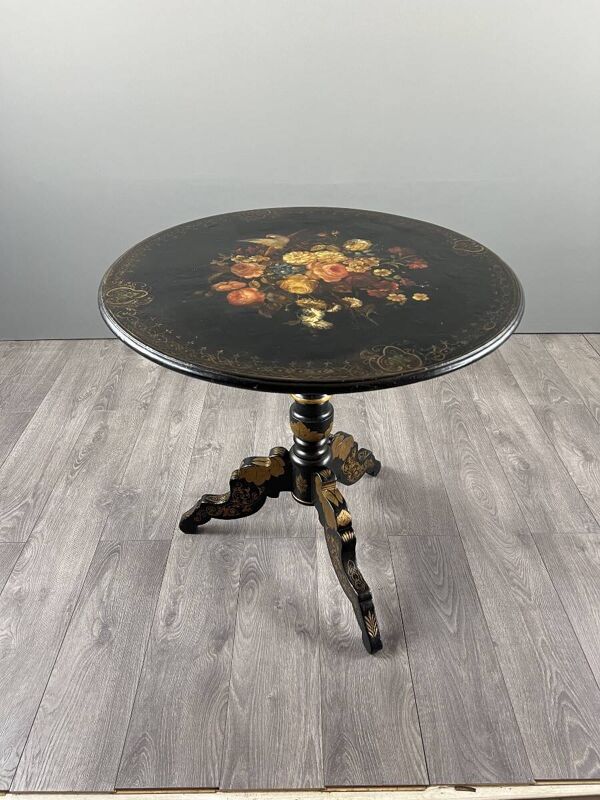 Table guéridon Napoléon III en bois laqué noir à décor peint floral, XIXe s