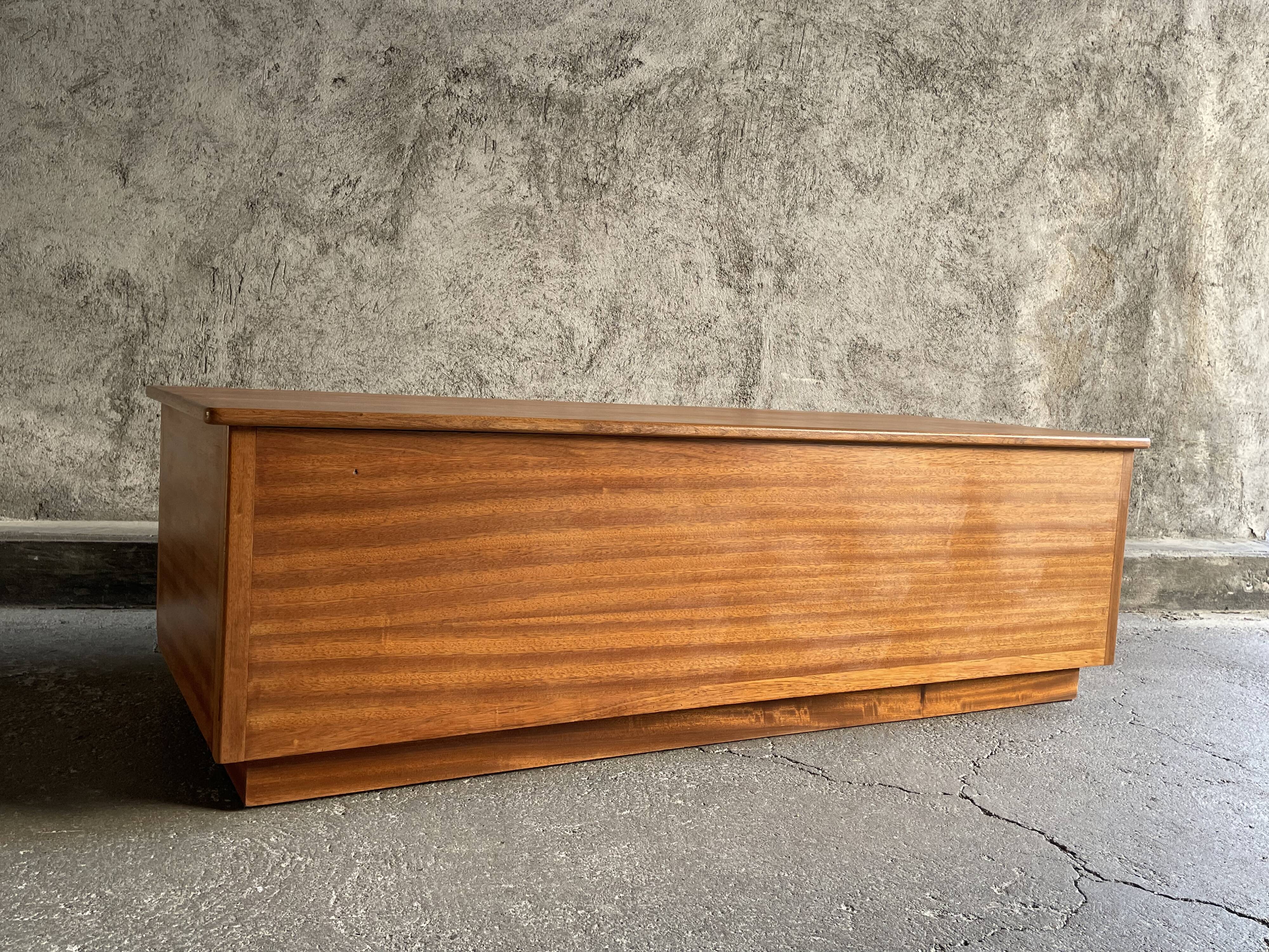 Coffre en bois exotique, 1960s