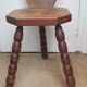 Chaise brutaliste bretonne tripode