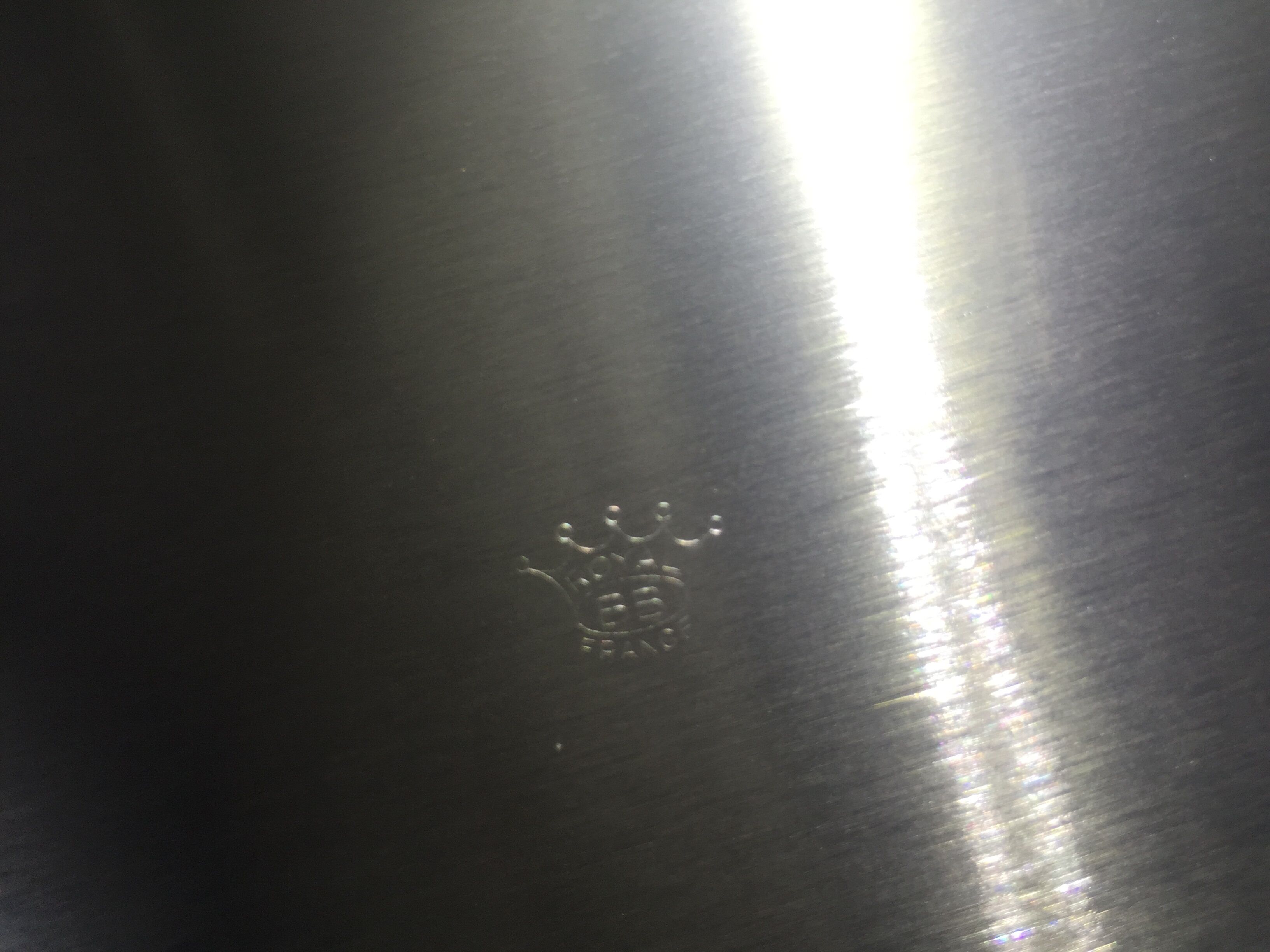 Round plate in brushed metal