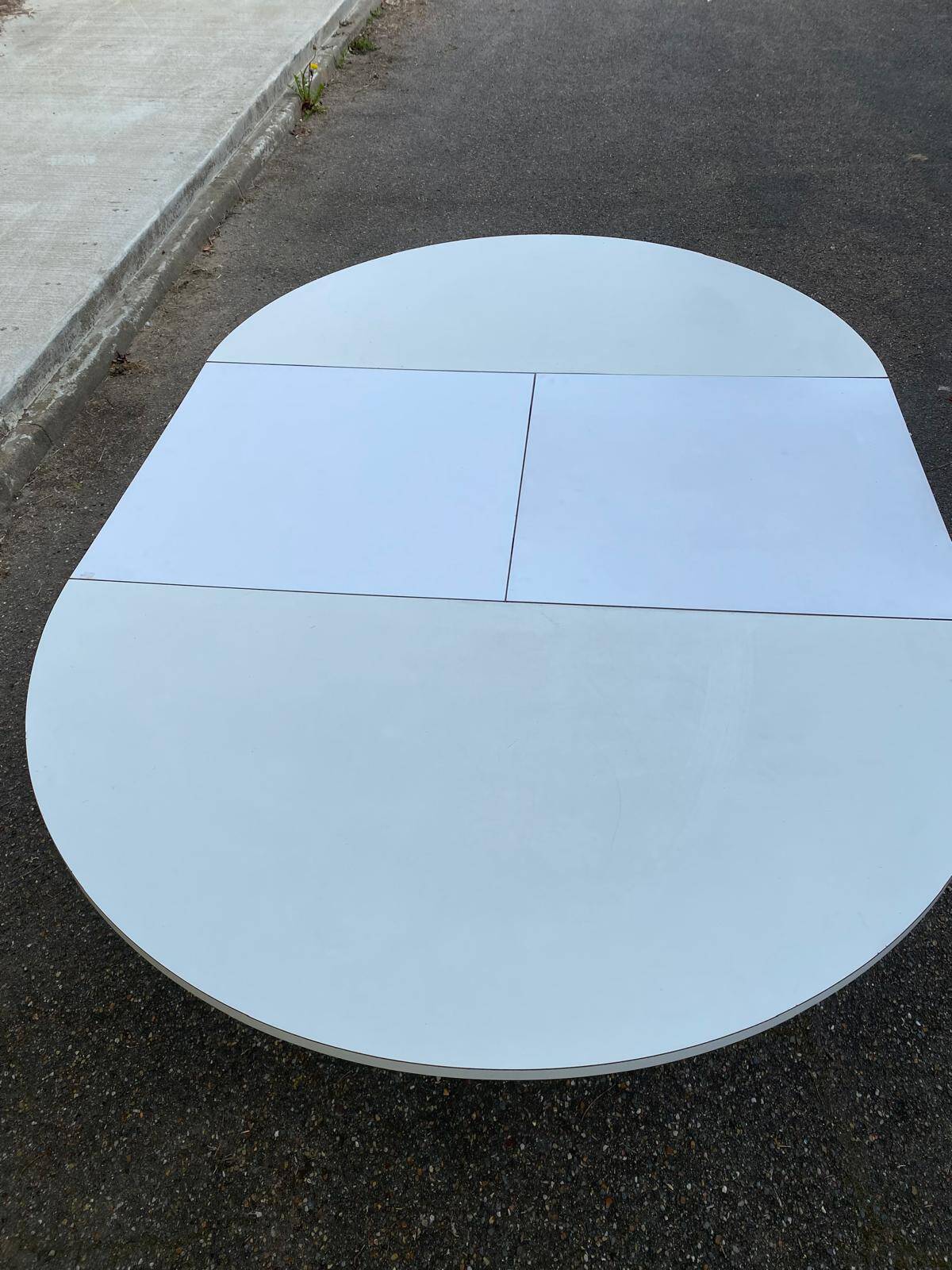 White dining table with a central pedestal, extendable, from the 1970s.