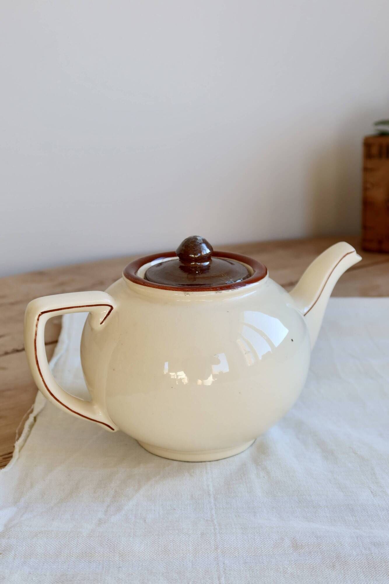 Vintage pouring teapot in Longchamp earthenware, Agen model.