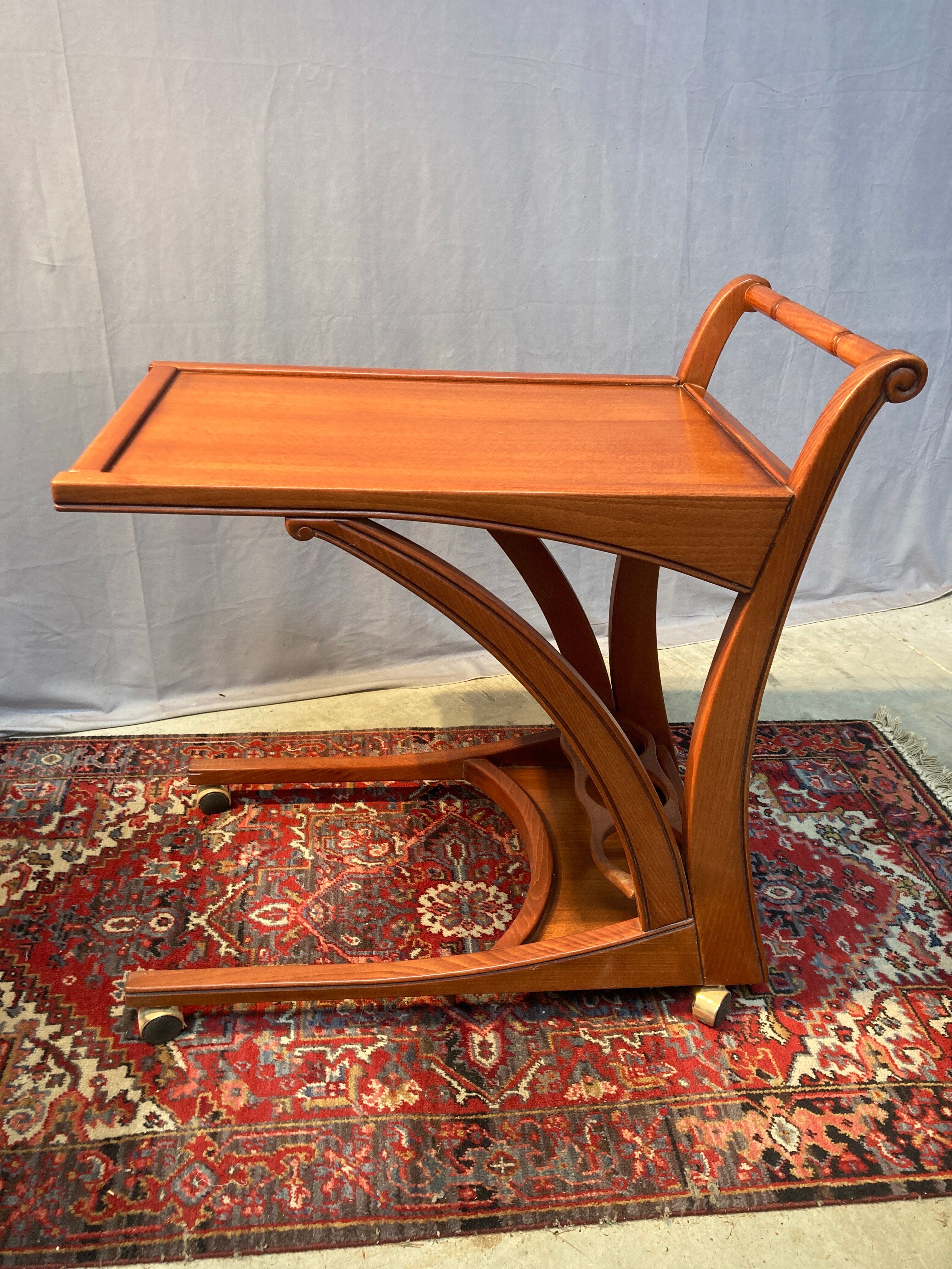 Desserte bar en bois sur roulettes