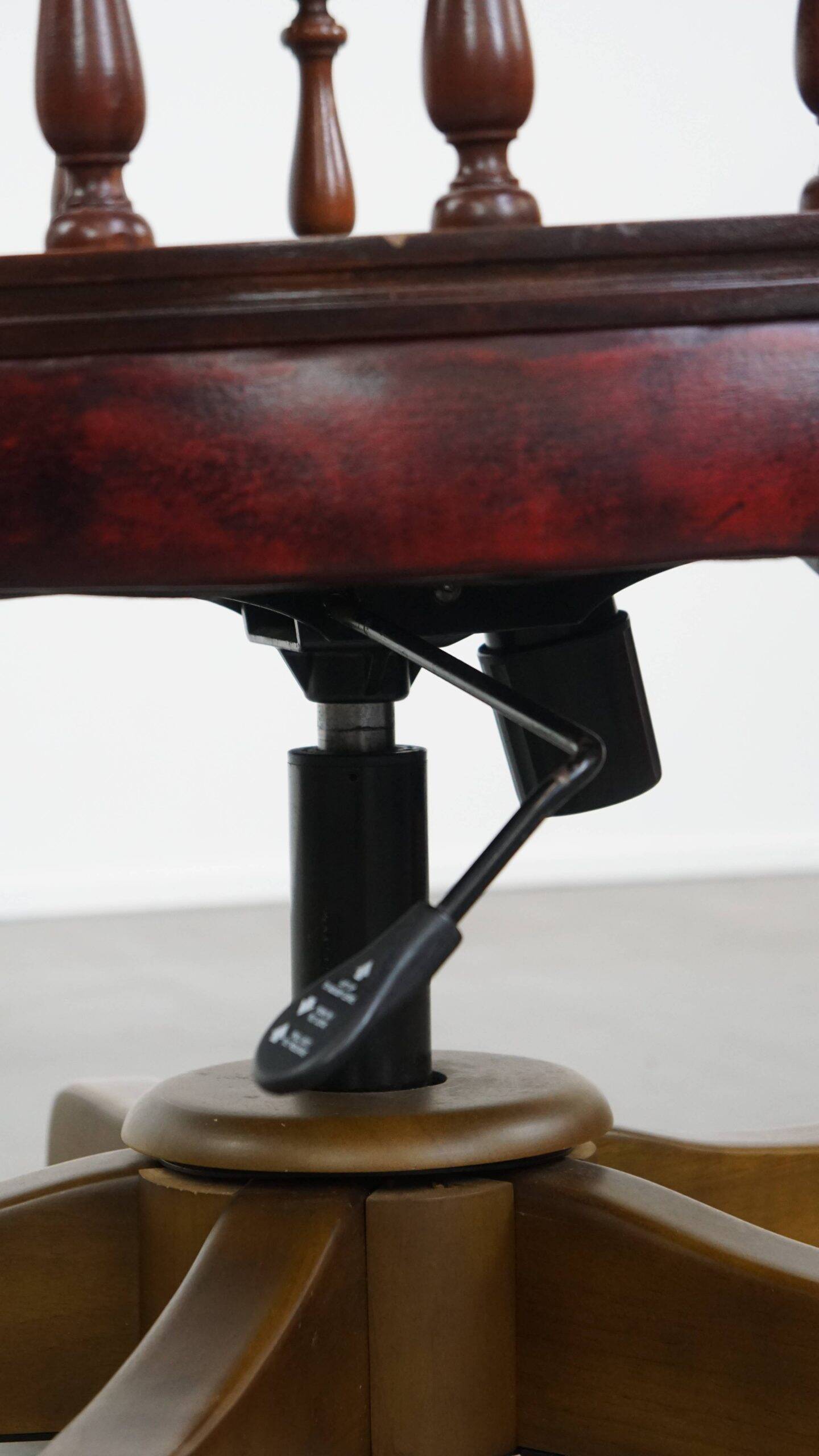 Fauteuil de bureau Chesterfield pivotant classique rouge en cuir de vachette sur roulettes