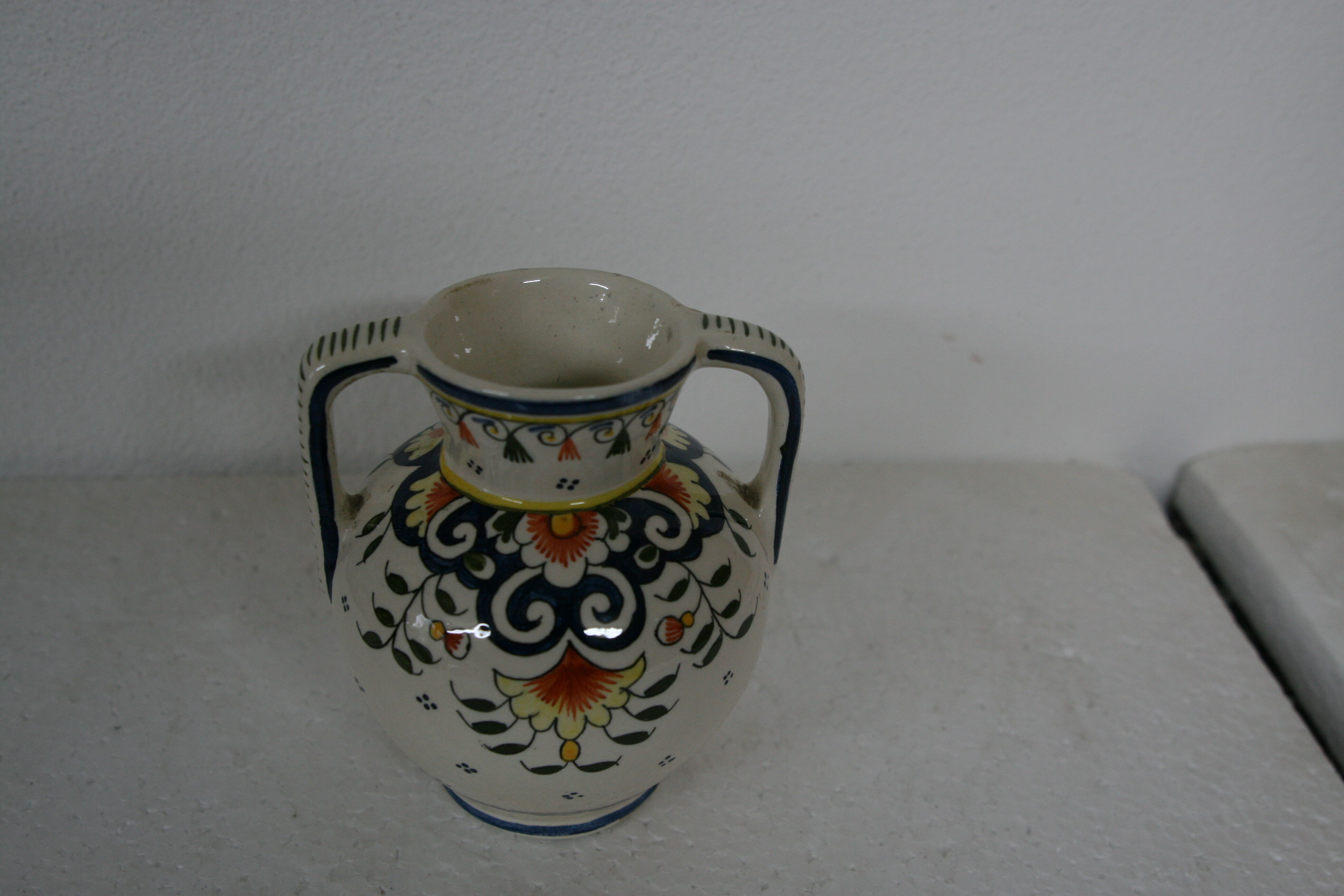 vase has faience handles of decor dragon towers and crown